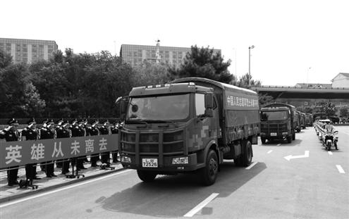 这是运送志愿军烈士遗骸的车队。